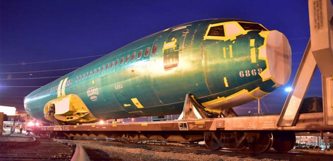 Der Rumpf wurde bei Spirit Aero Systems in Wichita hergestellt und mit der Bahn nach Renton transportiert.