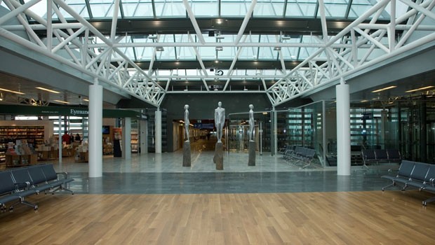 Ebenso wie die vier Skulpturen von Steinunn Þórarinsdóttir in der Mitte des Terminals.