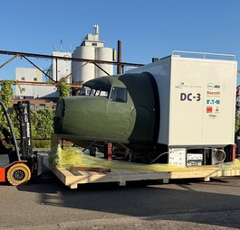 Abtransport des DC-3:Simulators: neue Heimat in Übersee.