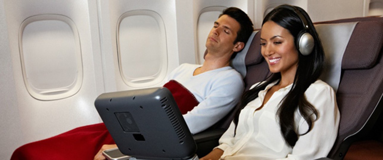 Passagiere in der Premium Economy von Qantas: In Dubai fehlt ein solches Produkt.