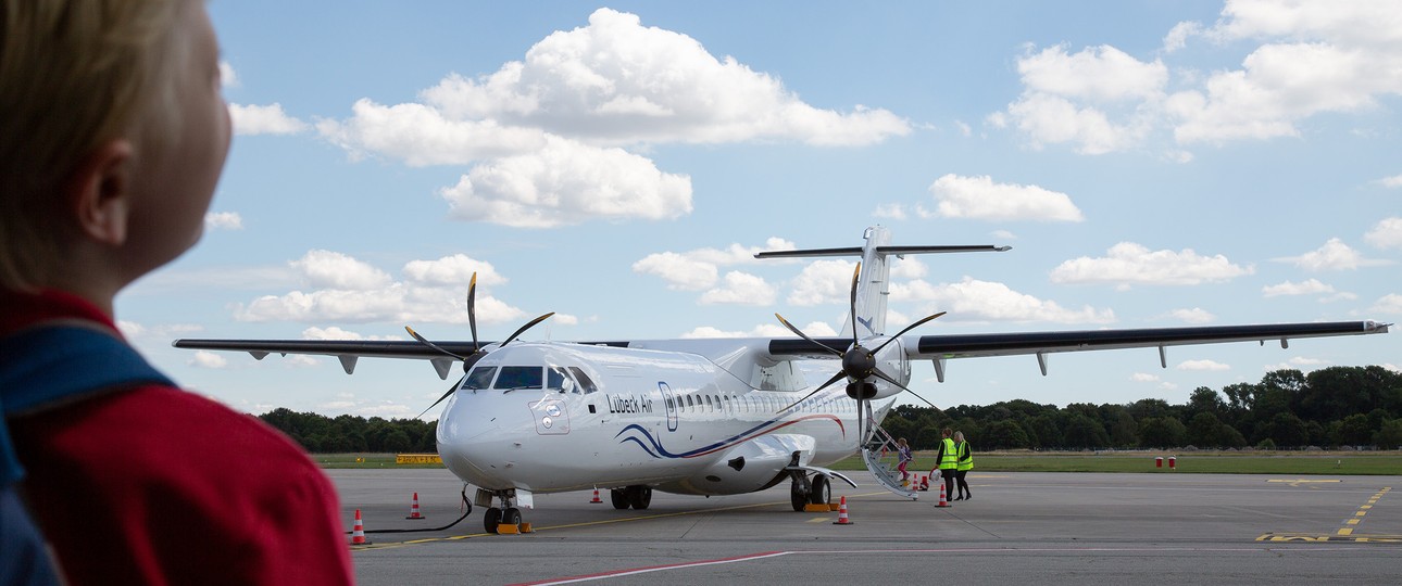 ATR 72 von Lübeck Air: Muss in Sonderburg ein paar Minuten untätig am Boden stehen.