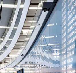 Anzeigetafel am Flughafen Wien: Viele Flüge waren verspätet.