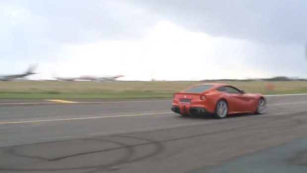 Ferrari auf dem Rollfeld: Lahme Ente gegen den Jet