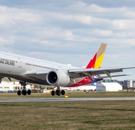 Ein A350 von Asiana: Das Flugzeug hat das rote Log auf dem Rumpf verloren.