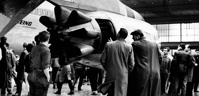 Dies änderte sich 1960, als Lufthansa mit der Einflottung der Boeing 707 das Jetzeitalter antritt.