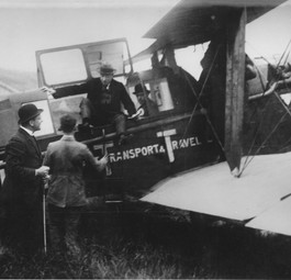 Der erste Flug von KLM fand am 17. Mai 1920 statt – er führte von London nach Schiphol, in einer geleasten De Havilland DH.16. Auf dem Rückflug nach London waren die ersten Passagiere an Bord: zwei Journalisten.