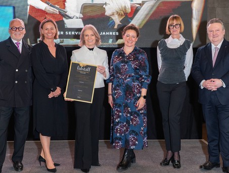 Austrian Airlines CEO Annette Mann (3vl) übernimmt den Sonderpreis "Bestes Service"