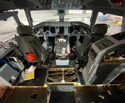 Cockpit mit Löchern: Die Techniker von Helvetic Airways schauen in jede Ritze.