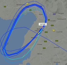 Über Belfast kreisendes Flugzeug: Am Morgen ging am Belfast International Airport nichts mehr.