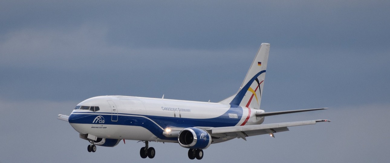 Die Boeing 737-400 F mit der Seriennummer 28867 landet in Leipzig.