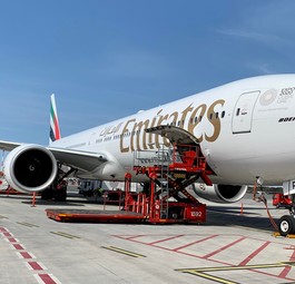 Boeing 777-3000 ER von Emirates am Gate in Hamburg.