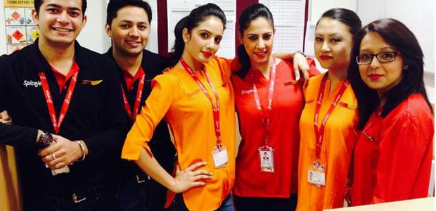 Spicejets Wochenend-Uniform: Poloshirt und Bluse und dazu Jeans.