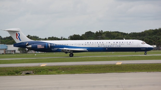 Die MD83 hat bereits 22 Jahre auf dem Buckel und bekam für den Wahlkampf eine Spezialbemalung. Zuvor diente sie U2 als Tour-Flieger. Romney sitzt mit seinen engsten Vertrauten vorne, wo der Sitzabstand 190 Zentimeter beträgt.