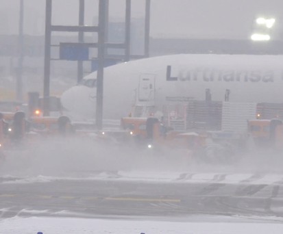 Schneeräumung in Frankfurt: Der Flughafen ist gesperrt.