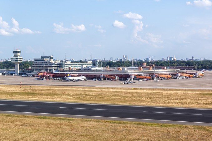Der Flughafen Tegel: Anfang November wurde der Betrieb eingestellt. Letztes Jahr flogen <span data-sheets-value="{&quot;1&quot;:3,&quot;3&quot;:6047139}" data-sheets-userformat="{&quot;2&quot;:579,&quot;3&quot;:{&quot;1&quot;:2,&quot;2&quot;:&quot;#,##0&quot;,&quot;3&quot;:1},&quot;4&quot;:{&quot;1&quot;:2,&quot;2&quot;:16777215},&quot;9&quot;:2,&quot;12&quot;:0}">6.047.139</span> Leute von hier ab.