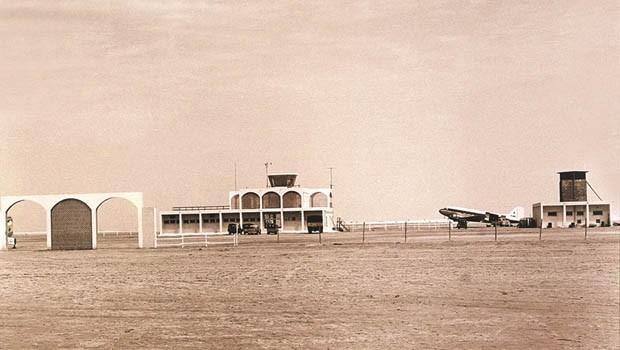 Am 30. September 1965 eröffnete der Flughafen Dubai. Eine 1800 Meter lange Piste aus gepresstem Sand, ein Terminal, ein Kontrolltürmchen und eine Feuerwehrstation reichte aus. Den Airport benutzen lediglich ein paar Fluglinien als Tankstopp.