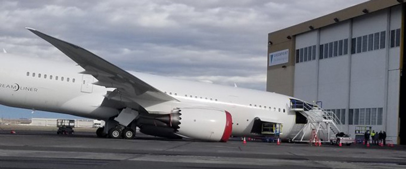 Dreamliner mit der Nase am Boden: Unfall im Stand.