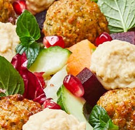 Falafel-Tahini-Salat: Ist nun in Lufthansas Economy Class auf Europaflügen zu kaufen. Über das Business-Class-Konzept verrät die Fluglinie noch nicht viel.