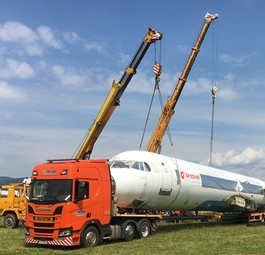Flugzeugrumpf auf LKW: Der Transport kostete 15.000 Euro.