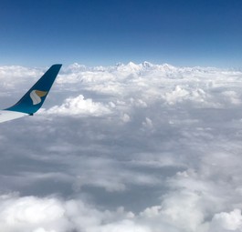 Blick aus einem Fenster einer Boeing 737 von Oman Air: Engere Zusammenarbeit mit Lufthansa.