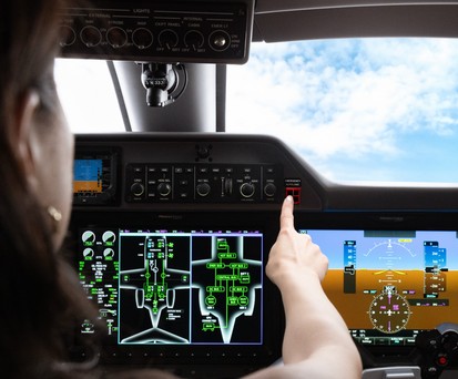 Cockoit der Phenom 300EV: Embraer rüstet das Flugzeug mit Autoland aus.