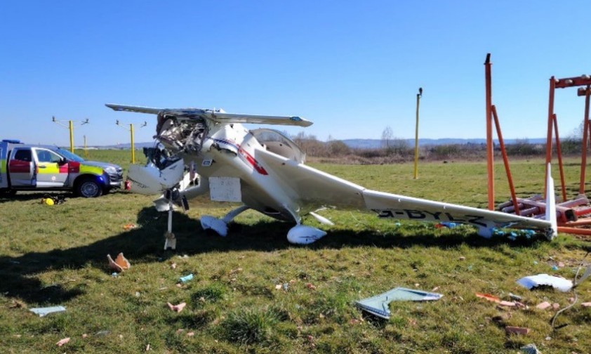 Das Kleinflugzeug nach dem Absturz in Gloucestershire: Der Pilot überlebte leicht verletzt.