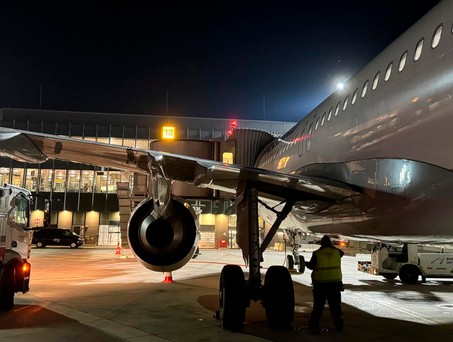 Bodenabfertigung am Flughafen Hannover in der Nacht: Viel los.