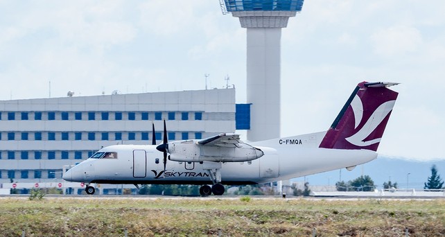 Die Dash 8-100 auf dem Zwischenstopp in Athen: Eine lange Reise quer durch die Welt.