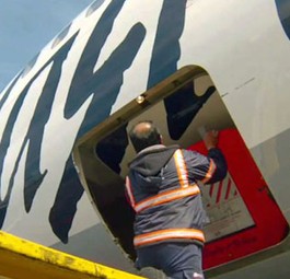 Frachttüre einer Boeing 737 von Alaska Airlines: Nach dem Start wachte der Gepäckarbeiter im Frachraum auf.