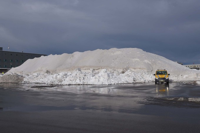 Mehrere Meter hoch: Der Schneeberg hielt sich mehrere Monate...