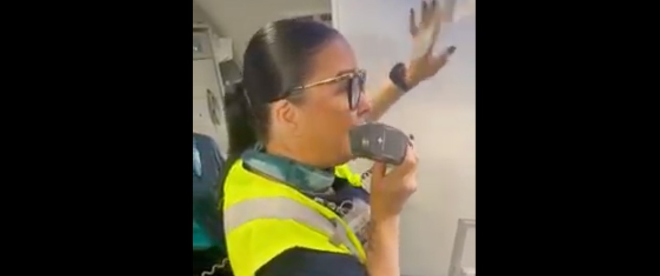 Flugbegleiterin bei der Durchsage: Die Lehrerin freute sich danach sichtlich.