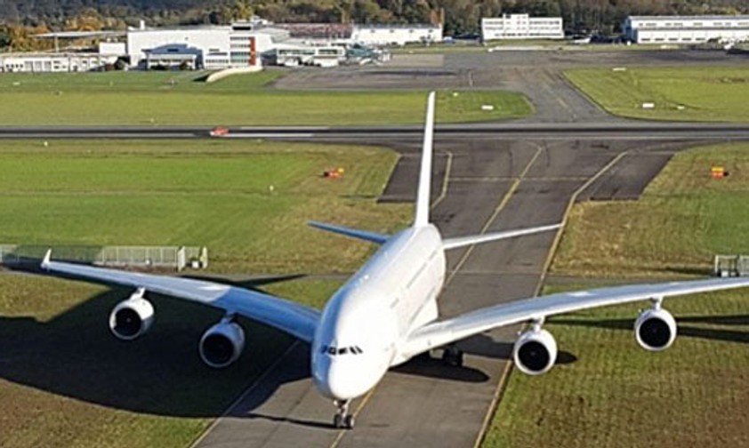 Am 13. November kam der erste Airbus A380, der geparkt wird, in Tarbes an.