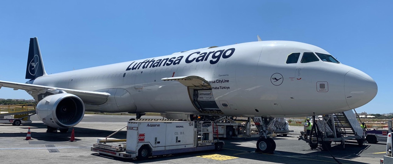 Einer der aktuell drei Airbus-A321-Umbaufrachter: Lufthansa Cityline ...