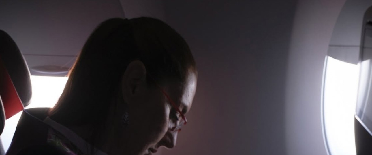 Claudia Sheinbaum im Flugzeug: Auch in der Economy Class kann man arbeiten. 