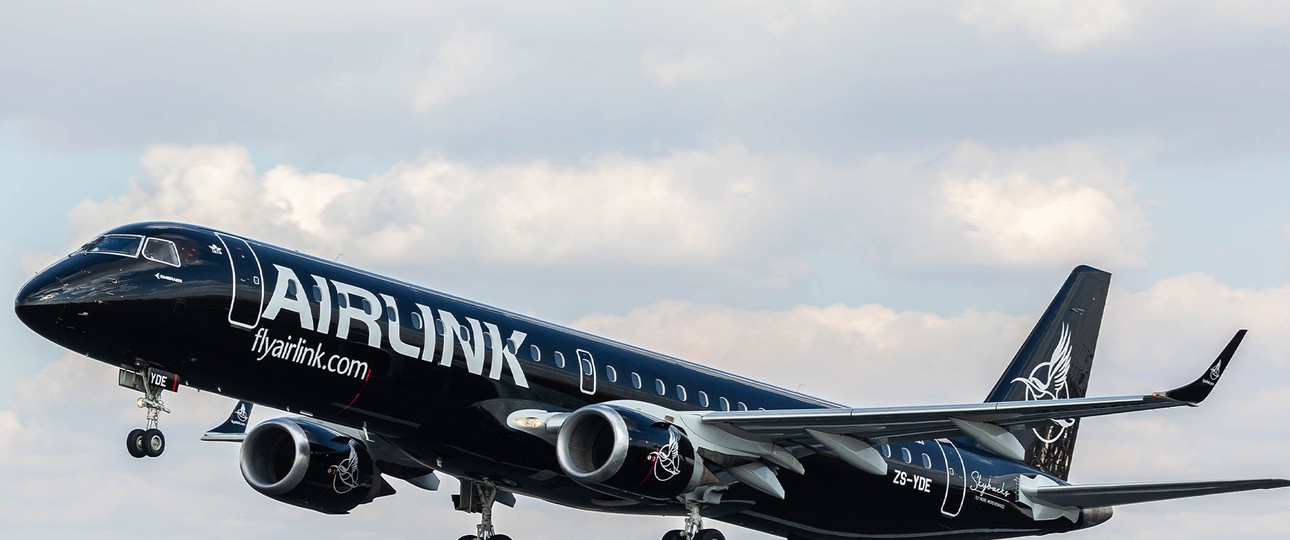 Die schwarze Embraer E195 von Airlink: Der Jet mit dem Kennzeichen ZS-YDE hat eine besondere Aufgabe.