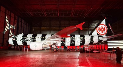 Airbus A320 von Condor: Der Airbus A320 trägt neu die Kennung D-ASGE und kommt ganz im Look von Eintracht Frankfurt daher.