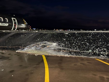 Embraer ERJ-135 von Travelcoup: Das Flugzeug ist mit einem Bodenfahrzeug kollidiert.