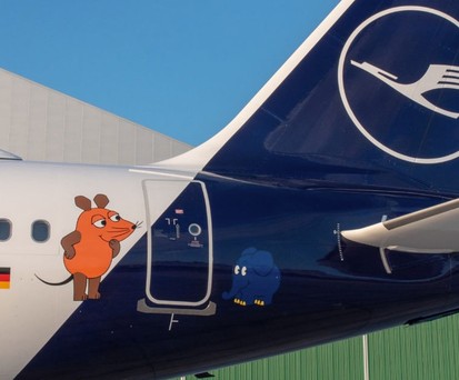 Airbus A321 D-AIRY von Lufthansa: Ist mit Maus und Elefant geschmückt.
