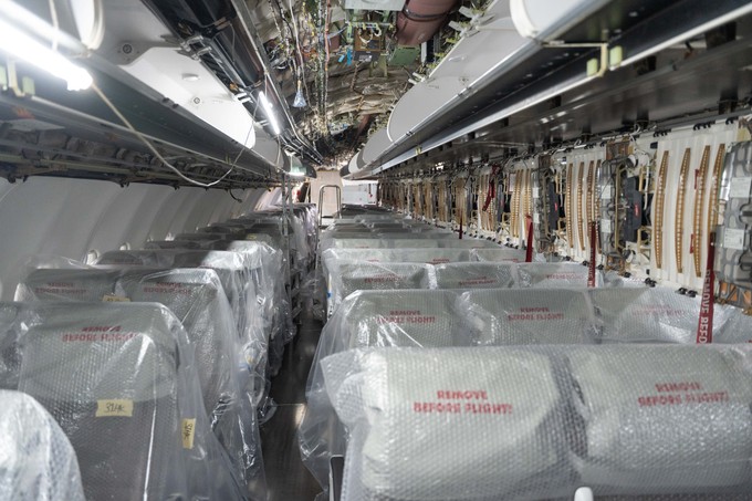 Für die Passagiere wird das Ergebnis deutlich sichtbarer sein als die Arbeit dahinter. Nach dem Umbau bietet der A330 225 Plätze: drei in der First Class, 43 in der Business Class, 28 in der erstmals eingebauten Premium Economy und 151 in der Economy.