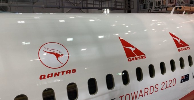 ... zeigt Qantas' Känguru-Logos aus verschiedenen Epochen.