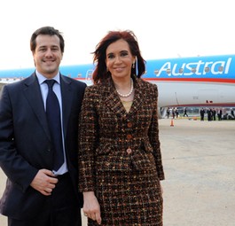 September 2010: Der damalige Aerolíneas-Präsident Mariano Recalde und Argentiniens damalige Präsidentin Cristina Fernández mit Australs erster Embraer 190.