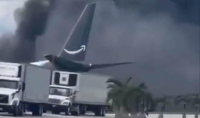 Boeing 767 mit Amazon-Bemalung: Das Flugzeug schoss über eine Straße hinaus, der Flughafen wurde geschlossen. 