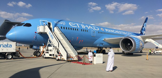 Etihad aus dem Nachbar-Emirat Abu Dhabi zeigt ihre Boeing 787 Dreamliner mit neuer Manchester-City-Bemalung.