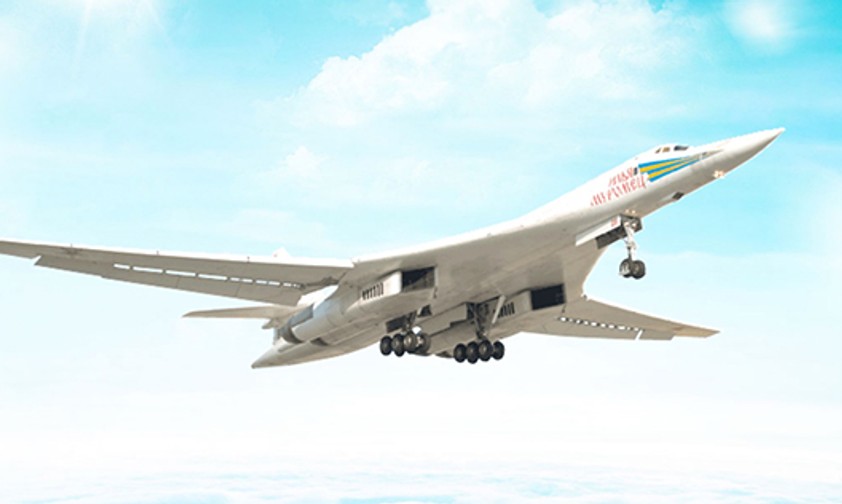 Die Tupolev Tu-160 ist 54,1 Meter lang und weist eine Spannweite von 55,7 Metern auf.