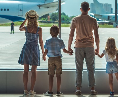 Familie am Flughafen: Es gibt verschiedene Gründe, weshalb auf Flugreisen verzichtet wird.