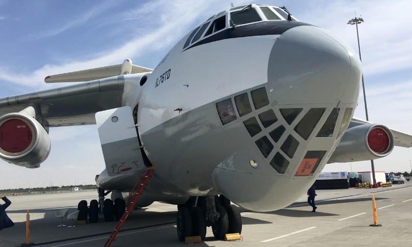 Ilyushin Il-76 : Im charakteristischen unteren Teil der verglasten Nase sitzt der Navigator des Frachtfliegers. Durch die Fenster..