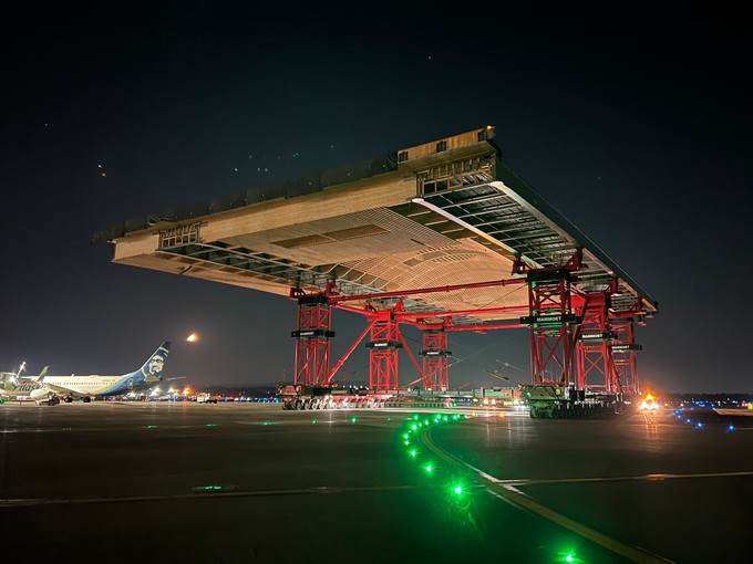 Transport am Flughafen Portland: Die Terminaldach-Elemente befanden bis zu 17 Metern über dem Vorfeld.