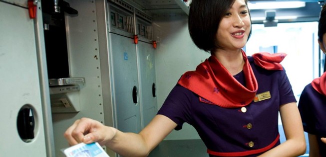 Flugbegleiterin von Hong Kong Airlines: Die Fluggesellschaft startet ein Vergnügungsprogramm für ihre Mitarbeiter.