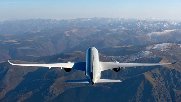 Qatar Airways bestellte 80 A350, 37 davon sind A350-900, 43 sind A350-1000. Der Jet ist 66,9 Meter lang und 17 Meter hoch. Die Spannweite beträgt 64,8 Meter. Das maximale Startgewicht beträgt 275 Tonnen.