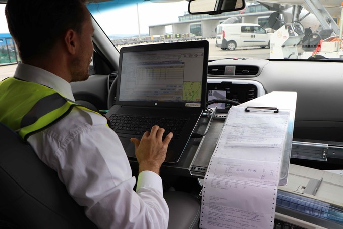 Das Load Sheet ist gedruckt und wird dann ins Cockpit zur Unterschrift gebracht.